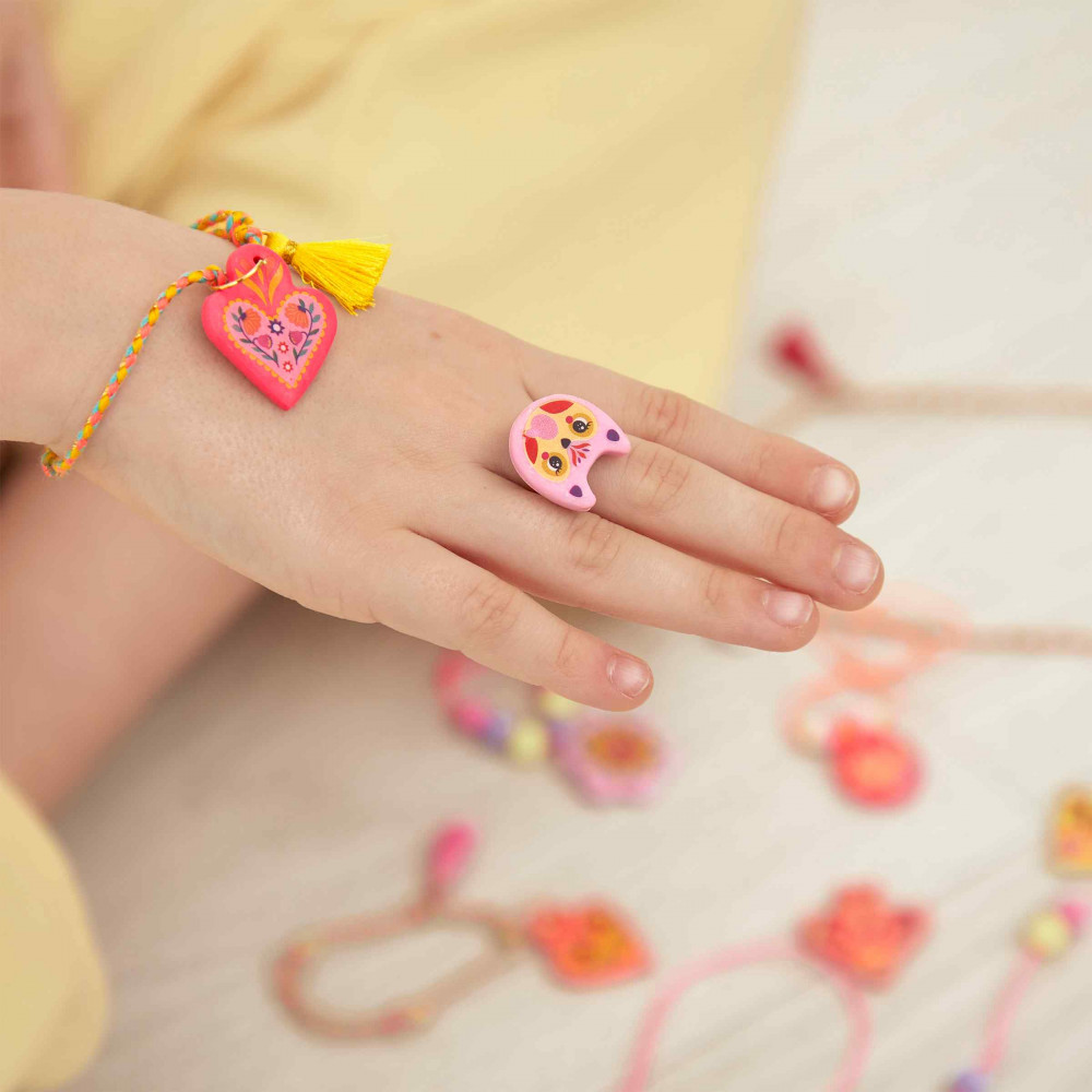 Janod -Janod-16 Bijoux d'amitié de Créer-Charmes en Argile polymère autocréatifs-Kit de Loisirs Créatifs-Stimule la créativité-à partir de 7 ans sur-J09186, J09186