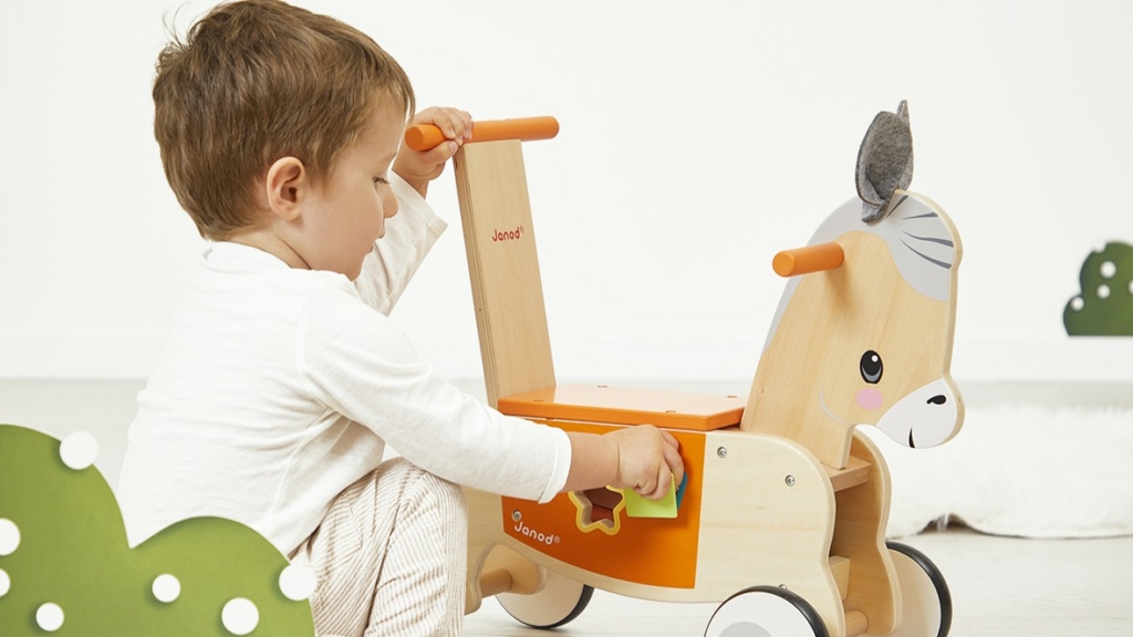 Porteur ou trotteur bébé : lequel choisir ?