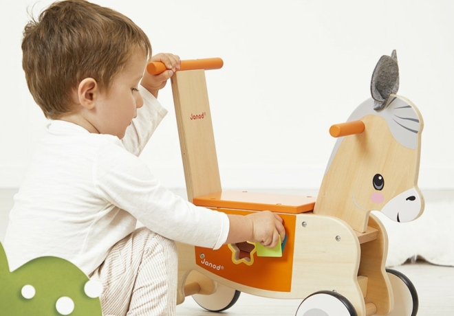 Porteur ou trotteur bébé : lequel choisir ?