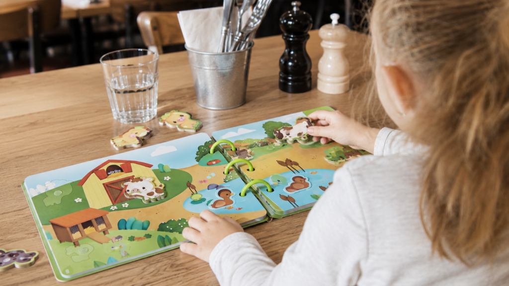 Sorties au restaurant : nos jeux indispensables pour occuper les enfants