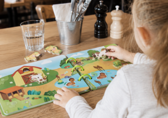 Sorties au restaurant : nos jeux indispensables pour occuper les enfants