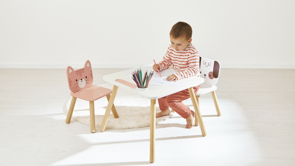 Créer un espace rien qu’à eux : pourquoi une petite table change tout pour les enfants ?