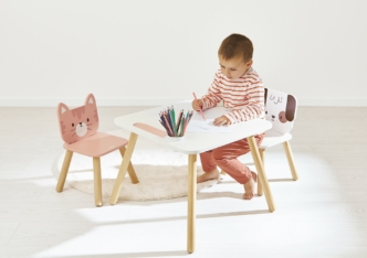 Créer un espace rien qu’à eux : pourquoi une petite table change tout pour les enfants ?