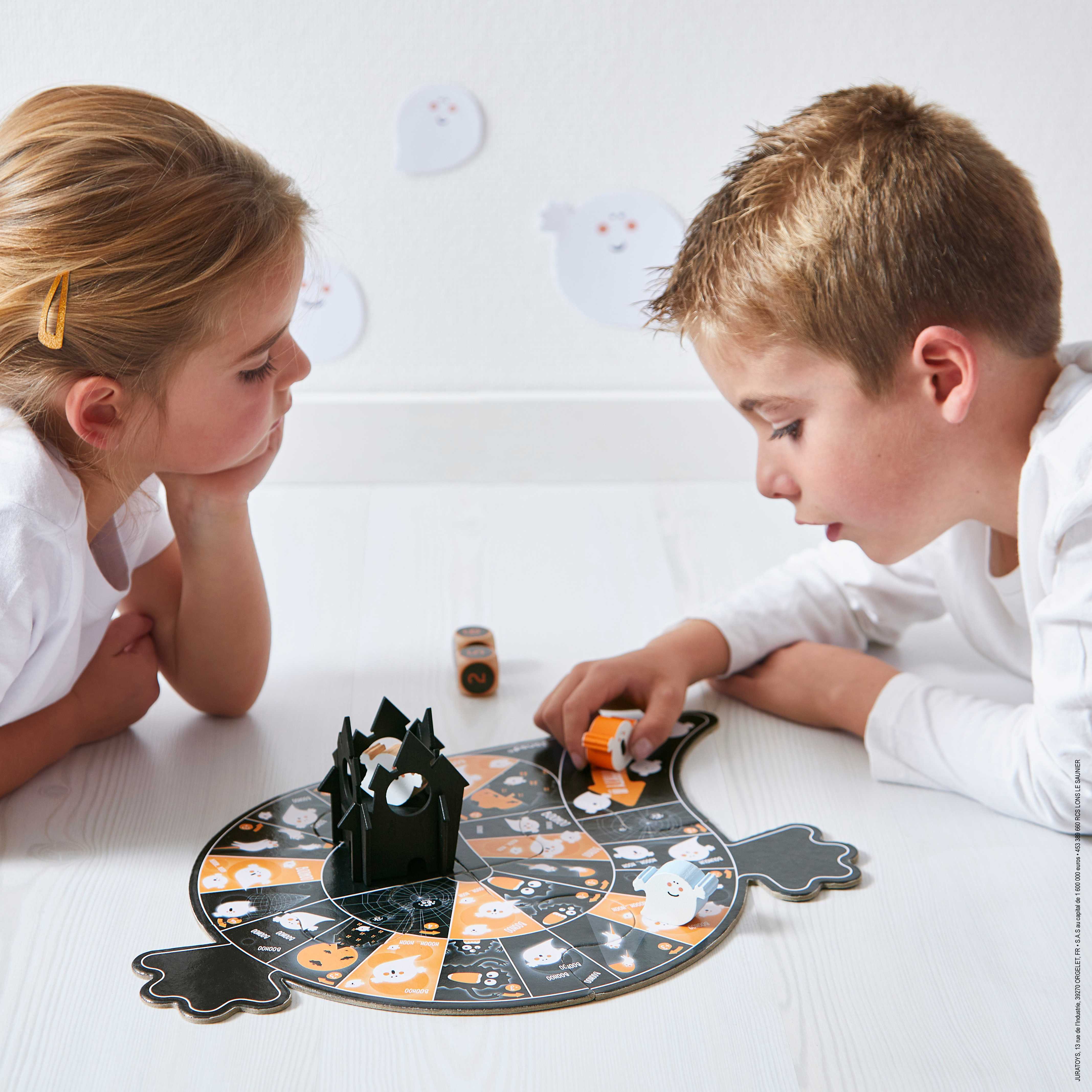 Enfants jouant à un jeu de société Janod