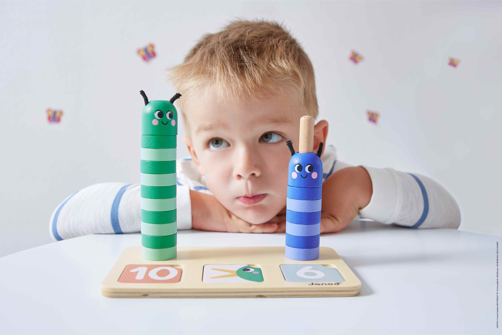 Enfant jouant avec un jeu éducatif Janod