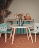 Adorable banquise !

Saviez-vous que parmi nos belles collections nous proposions une jolie table et ses deux chaises arborant le thème de la banquise 🐧🐻‍❄️ ? 

Ce joli mobilier trouvera parfaitement sa place dans la maison, et permettra aux enfants d'avoir un support très agréable pour jouer, écrire, dessiner (sur des feuilles bien évidemment 😀 )

📷 @elise.bgn 

#janod #jeux #jouets #jouetsenbois #imiter #partager #echanger #jouer #grandir #bienveillance #confiancenesoi #explorer #grandirparlejeu #éveilparlejeu #grandirenjouant #pouvoirdujeu #fairegrandir #superpouvoirdesjeux