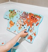 🌏 Faire le tour du monde 🌏

C'est possible dans la baignoire !

Connaissez-vous notre puzzle Les Explorateurs du Bain ?
Il permet de parcourir le monde grâce aux 28 éléments qui une fois trempés dans l'eau, tiennent sur la faïence !

Une fois assemblée, la carte se range dans son filet, qui s'accroche avec des ventouses. 
Pratique pour ne pas perdre le nord :)

📷@becky_andhergirls

#janod #jeux #jouets #jouetsenbois #imiter #partager #echanger #jouer #grandir #bienveillance #confiancenesoi #explorer #grandirparlejeu #éveilparlejeu #grandirenjouant #pouvoirdujeu #fairegrandir #superpouvoirdesjeux #puzzlemonde #puzzlemondebain #puzzlebain