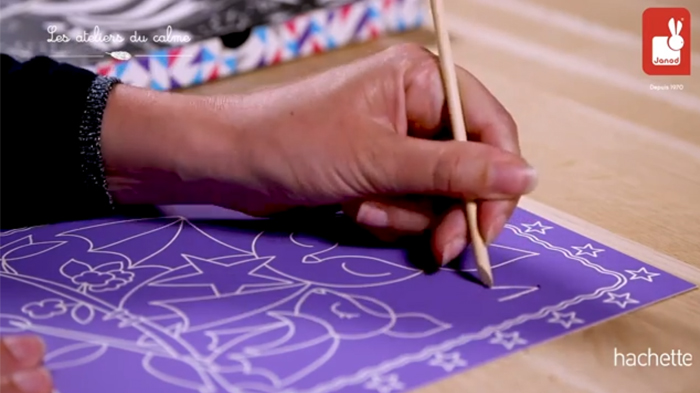 KATOOM Scratch Art Bambini,48 PCS Scratch Art Notes Set e Corda Natale Graffiti Colorati Esercitare limmaginazione dei Bambini cartoleria Penna di Legno Strumenti per Bambini Regalo 